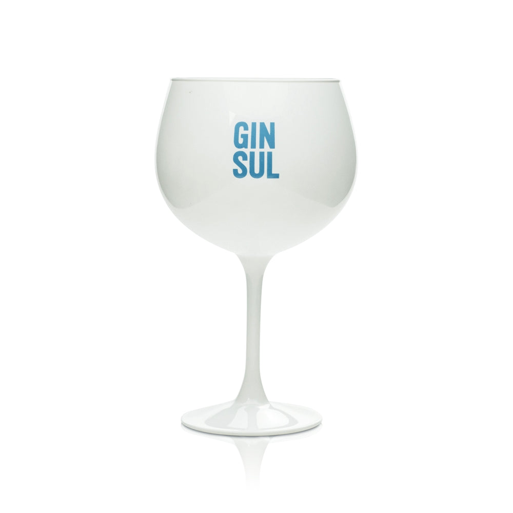 Gin in a 0.5-liter Ballon Copa White Lacquered Glass, Gin and Tonic on Ice