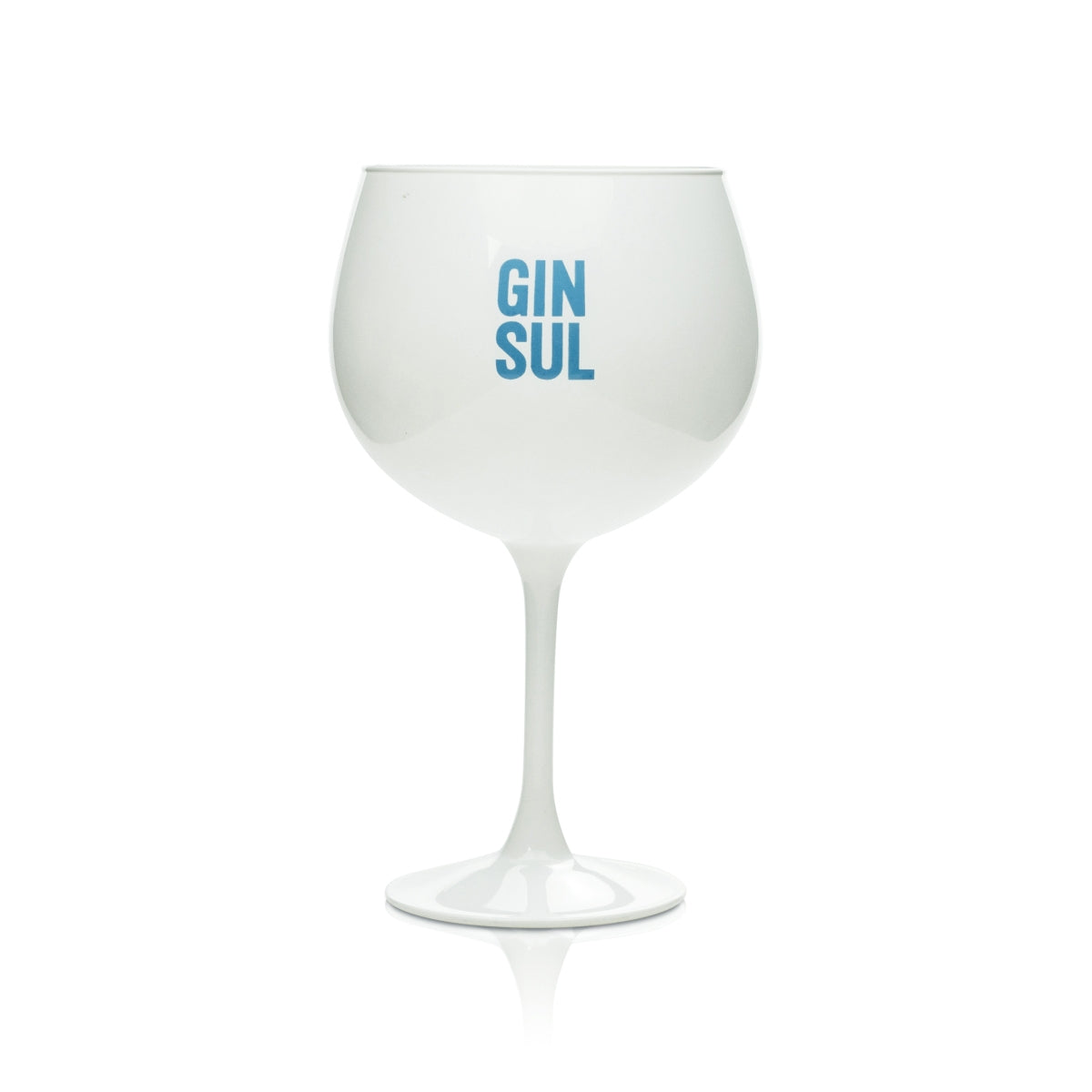 Gin in a 0.5-liter Ballon Copa White Lacquered Glass, Gin and Tonic on Ice