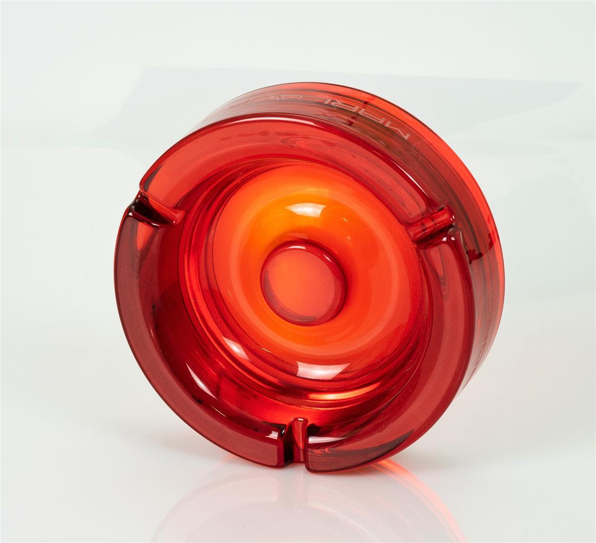 1x Marlboro cigarette ashtray, red glass – View 2